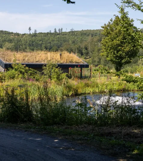 Wie ein zweites Clubhaus: das Halfway House am Teich